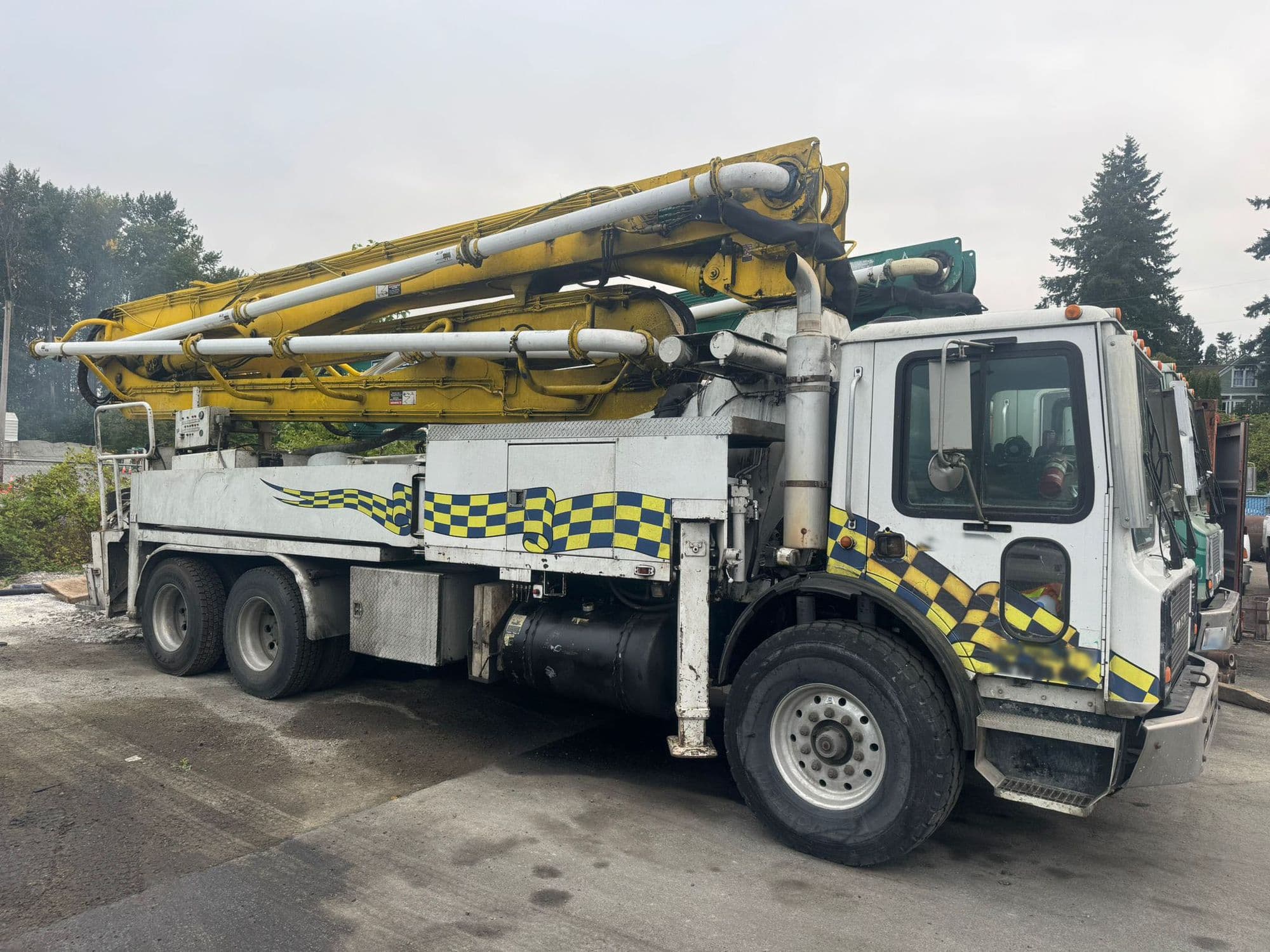 2000 36m Putzmeister on 2000 Mack