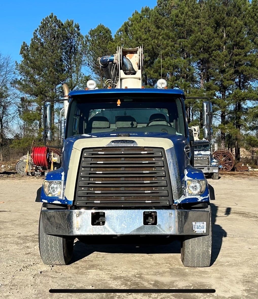 2016 32m KCP on 2016 Freightliner  - image 2