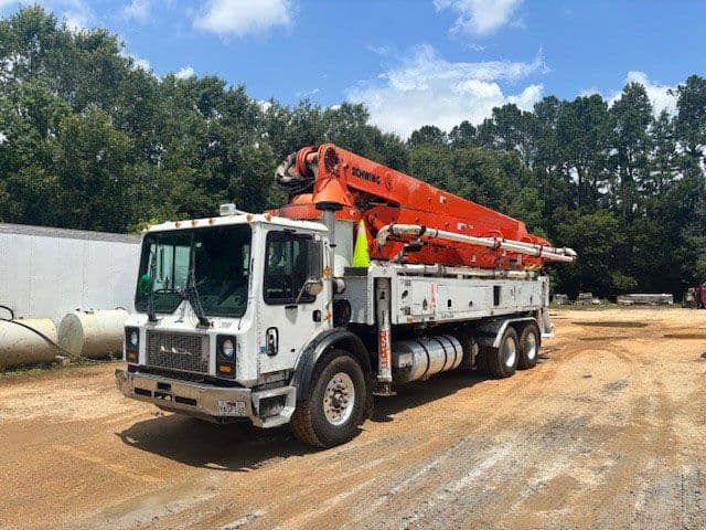 2006 41m Schwing on 2006 Mack