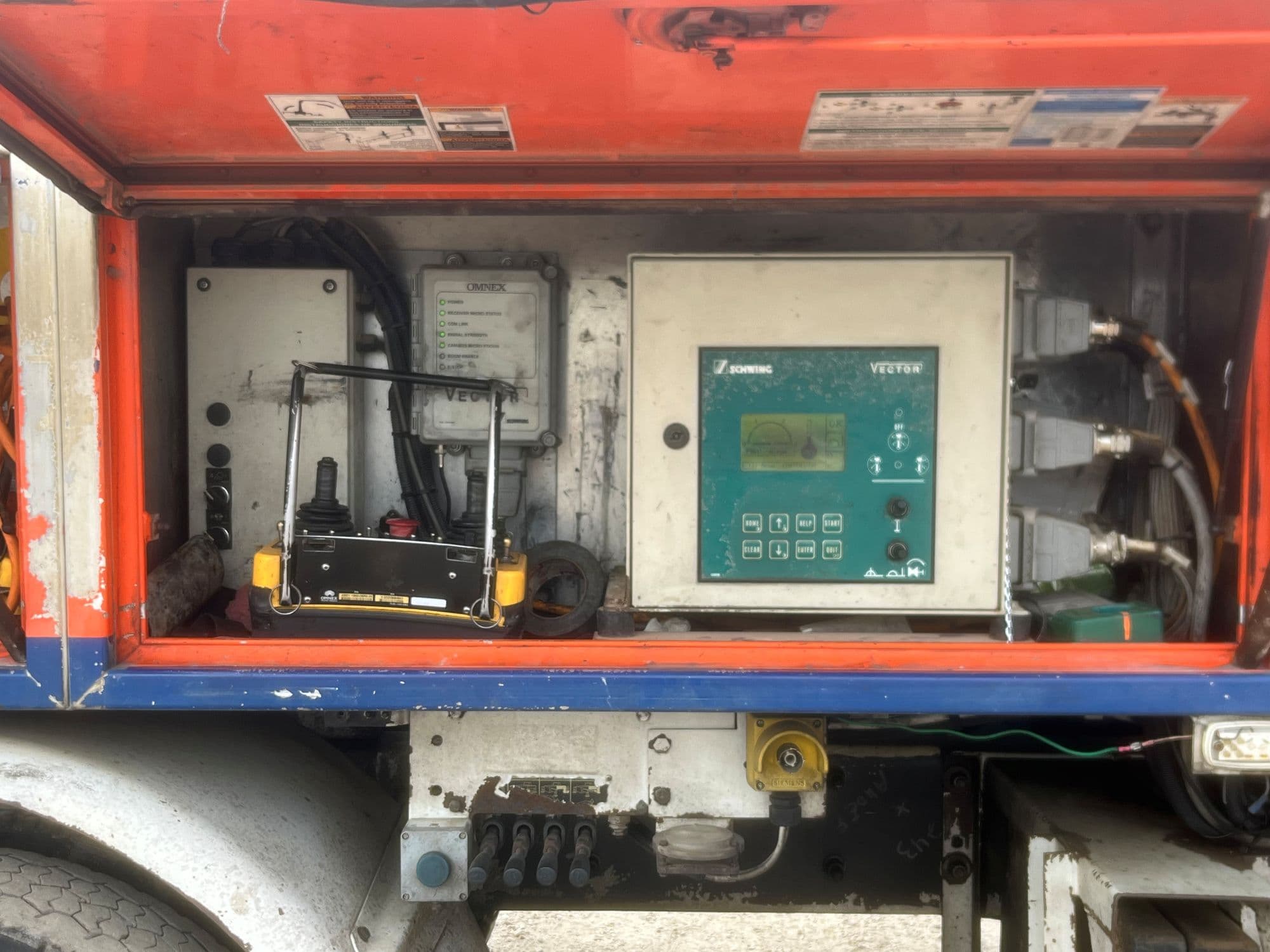 2007 39m Schwing on 2007 Mack - image 8