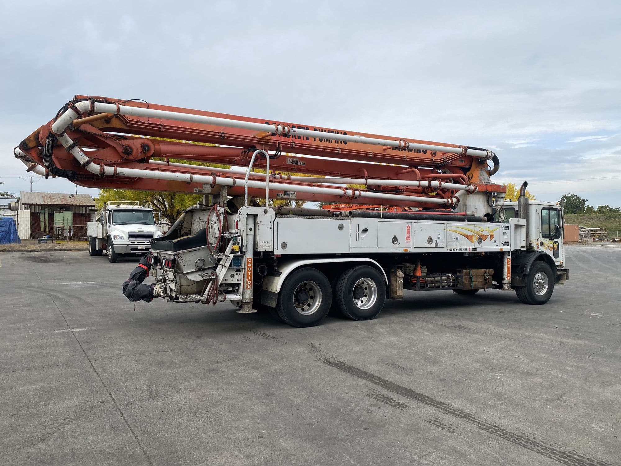 2006 41m Schwing on 2006 Mack