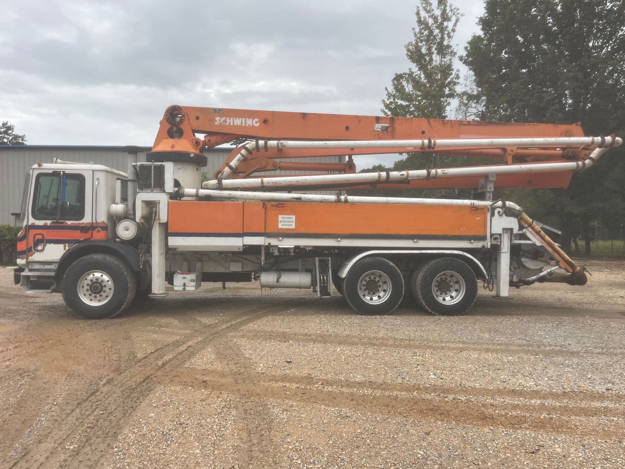 2003 34m Schwing on 2004 Mack