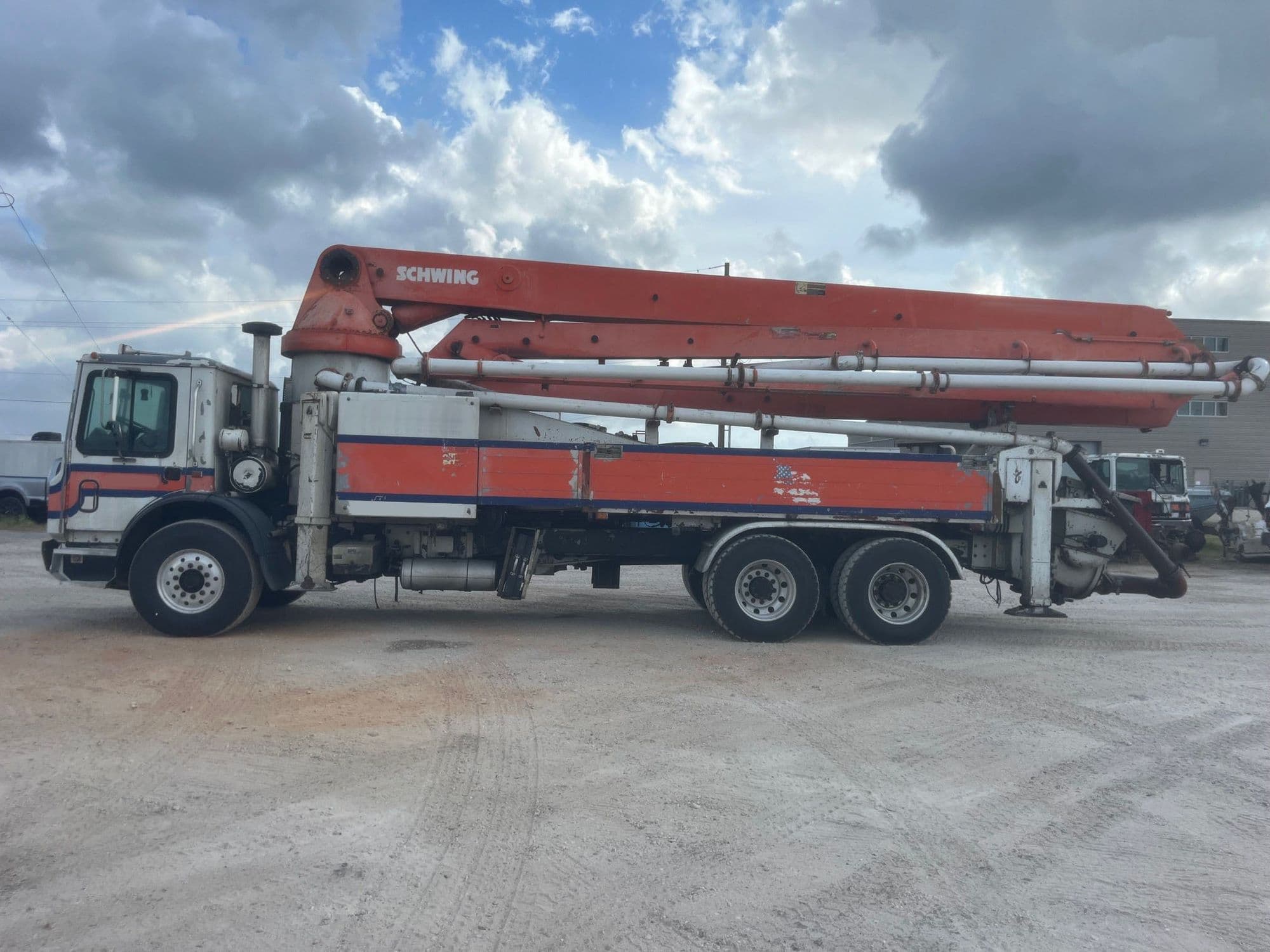2007 39m Schwing on 2007 Mack