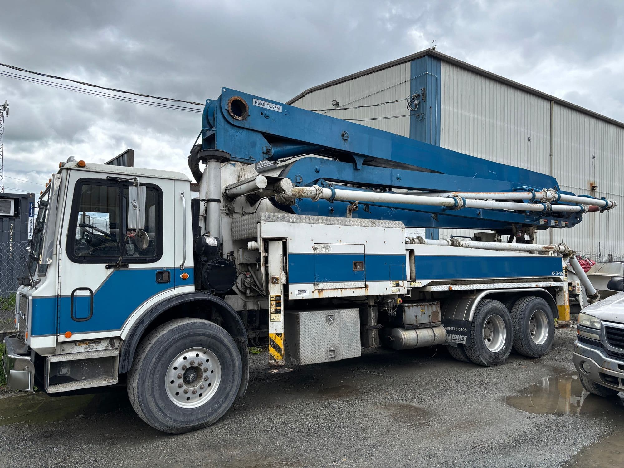 2007 37m Alliance on 2007 Mack MR