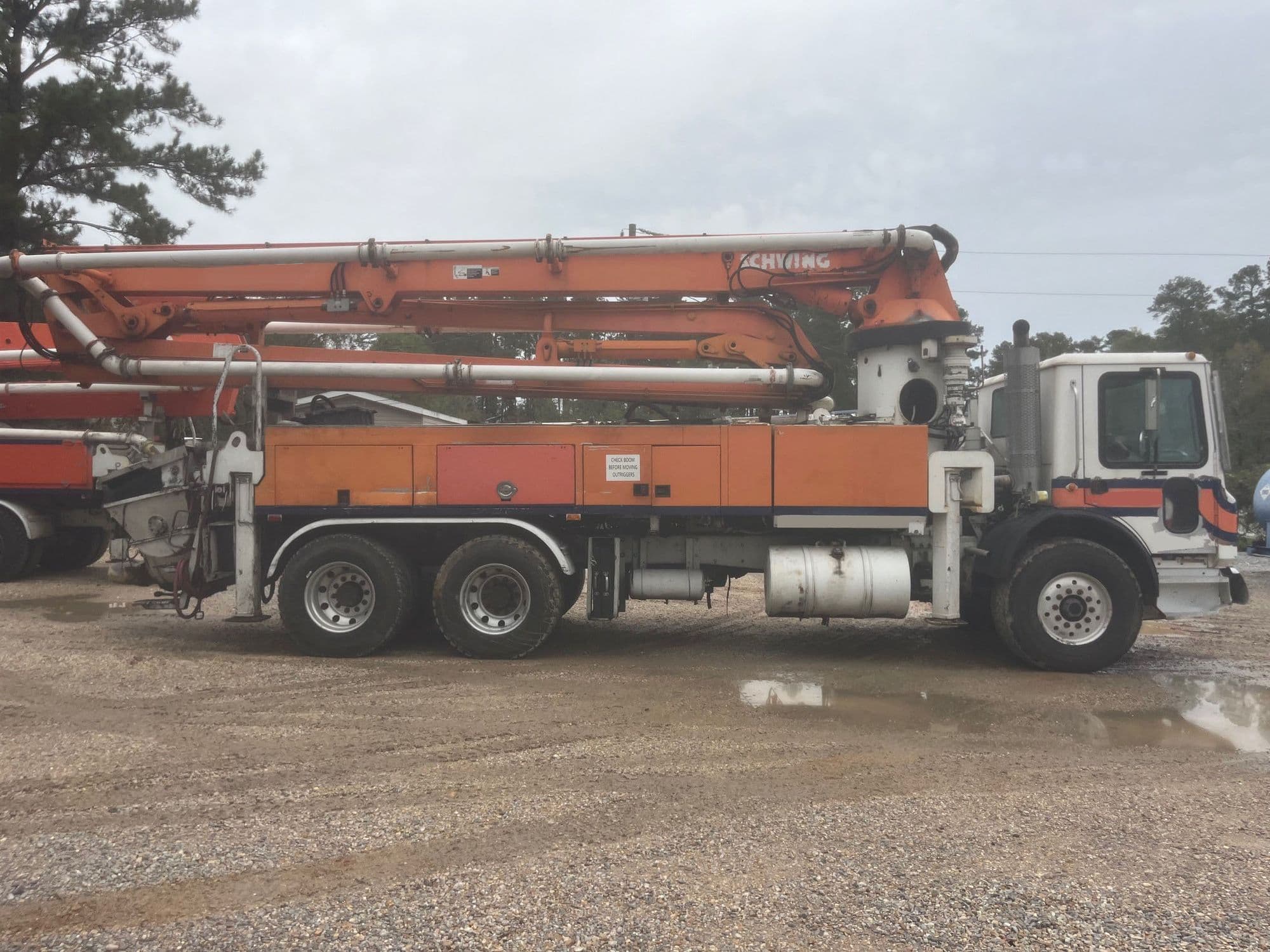2003 34m Schwing on 2004 Mack - image 2