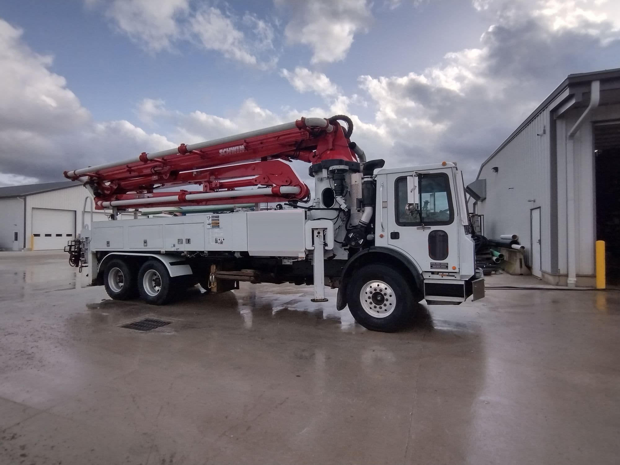 2014 32m Schwing on 2014 Mack 