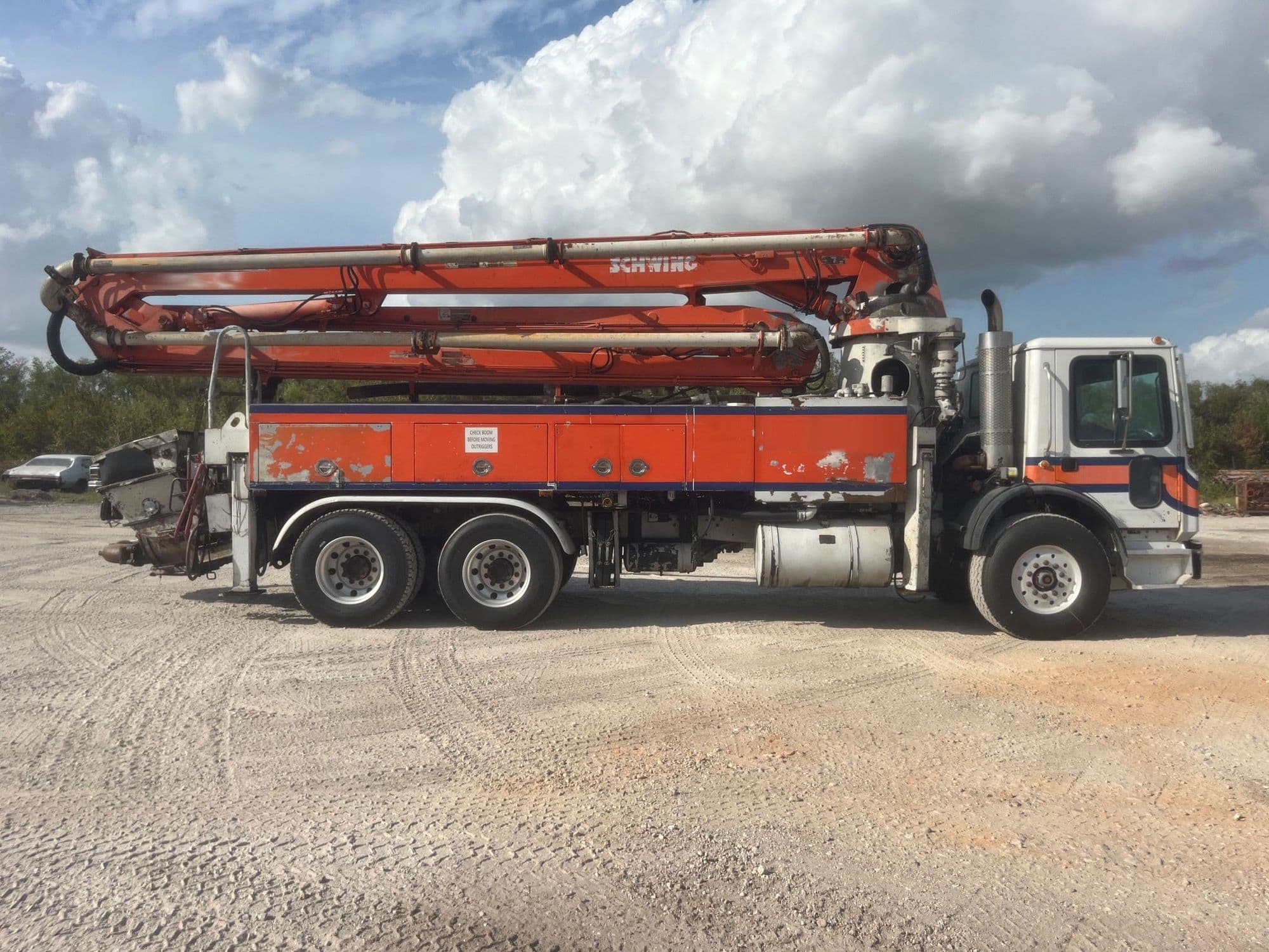 2007 32m Schwing on 2007 Mack