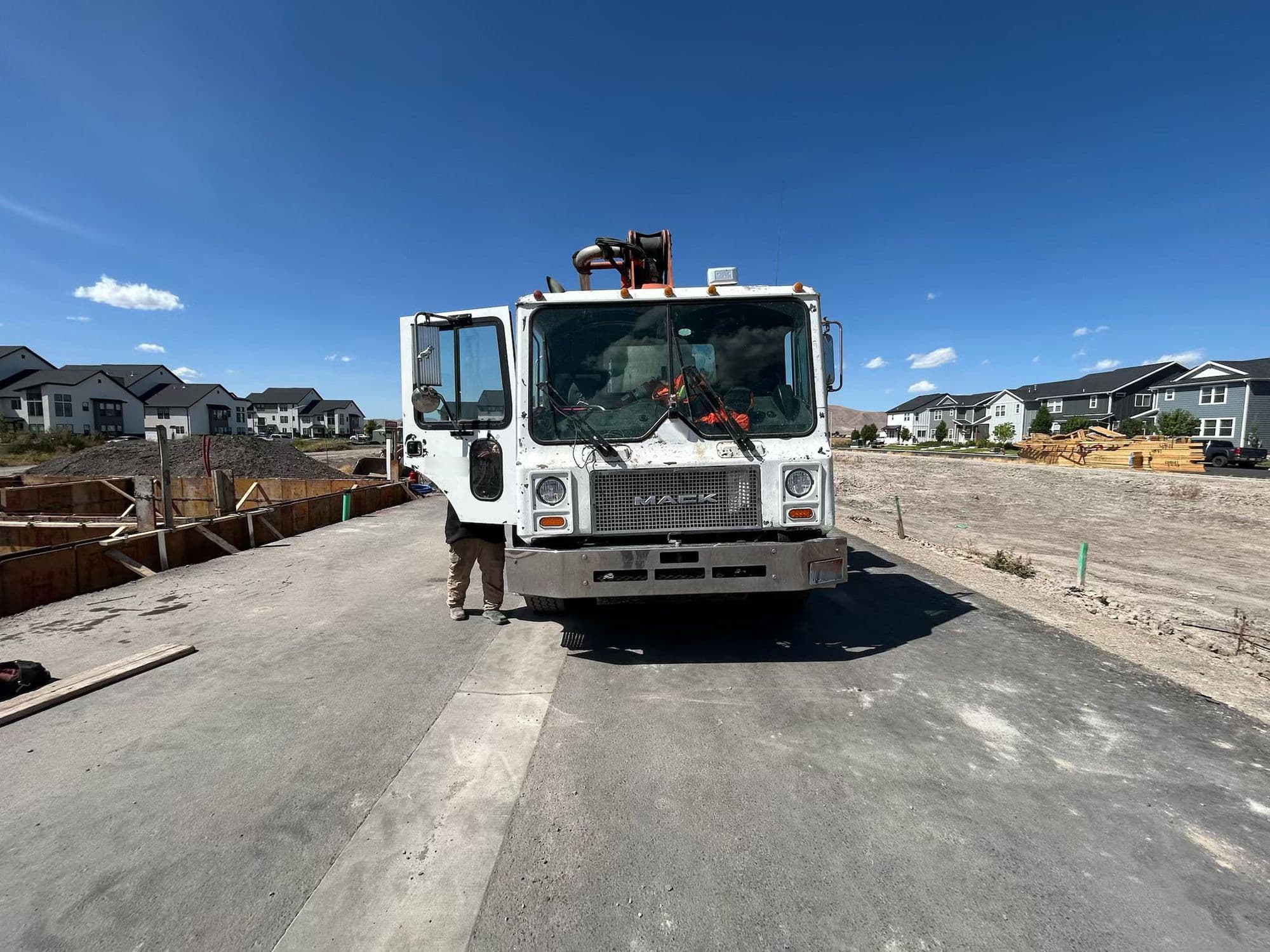 2005 34m Schwing on 2006 Mack - image 4