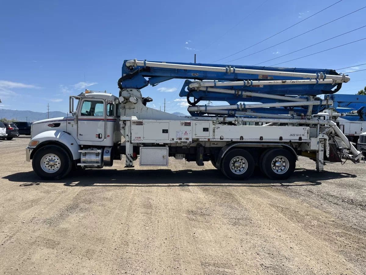 2014 32m Alliance on 2015 Peterbilt - image 2