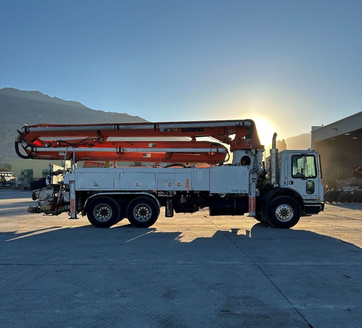 2006 32m Schwing on 2006 Mack - image 2